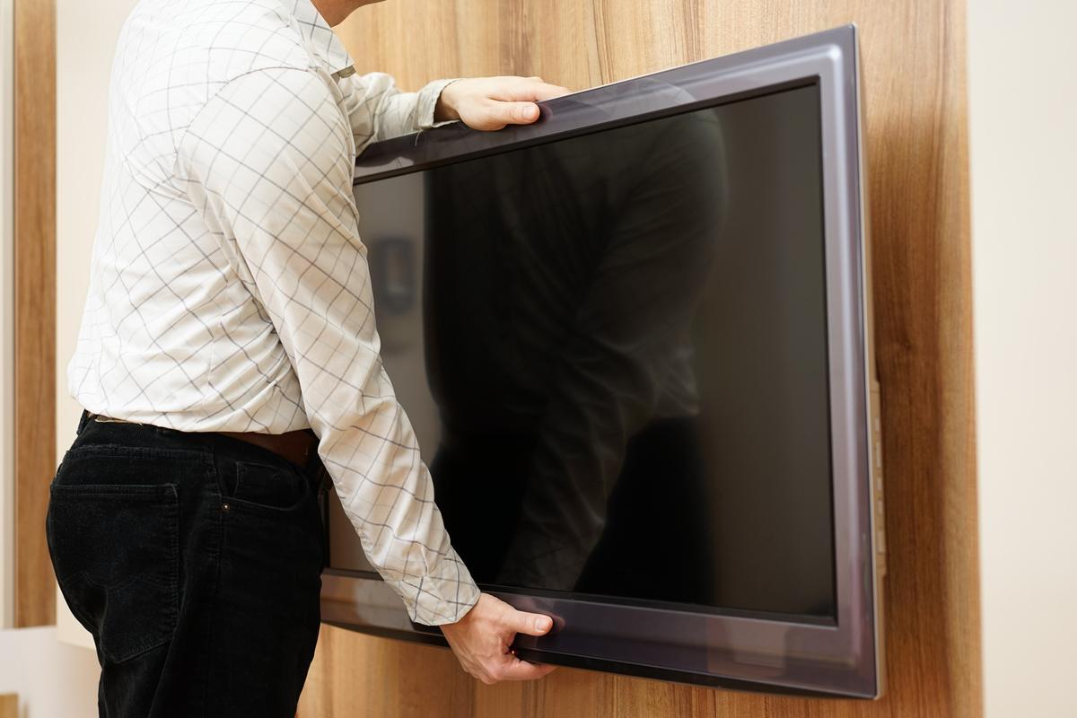 How to Pack A Big Screen TV for Moving | National Van Lines